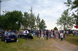 Gezellige drukte bij kofferbakmarkt Strand van Luna