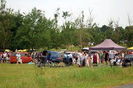 Gezellige drukte bij kofferbakmarkt Strand van Luna