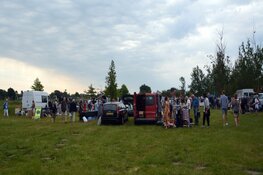 Gezellige drukte bij kofferbakmarkt Strand van Luna