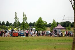 Gezellige drukte bij kofferbakmarkt Strand van Luna