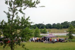Gezellige drukte bij kofferbakmarkt Strand van Luna