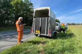 Auto achterop paardentrailer door "kapotte remlichten"