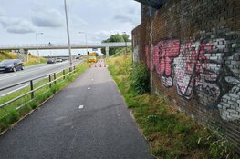 Scooterrijder ernstig gewond na botsing met graafmachine langs N242