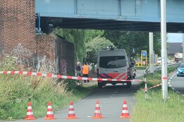 Scooterrijder ernstig gewond na botsing met graafmachine langs N242