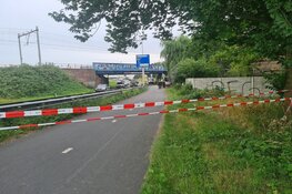 Scooterrijder ernstig gewond na botsing met graafmachine langs N242