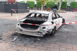 Auto compleet verwoest bij brand Raadhuisstraat Heerhugowaard