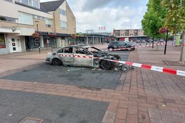 Auto compleet verwoest bij brand Raadhuisstraat Heerhugowaard