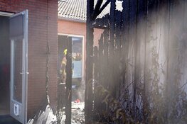 Schuur en schutting in brand in Broek op Langedijk