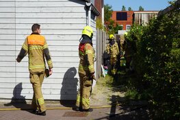 Schuur en schutting in brand in Broek op Langedijk