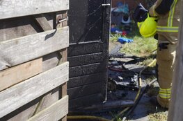 Schuur en schutting in brand in Broek op Langedijk