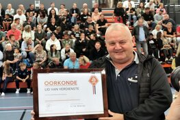 Ad Molenaar gehuldigd als Lid van Verdienste door KNVB