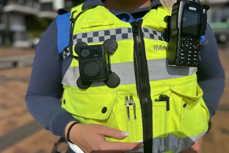 Handhavers op pad met bodycam en handboeien