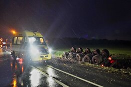 Vrachtwagen belandt ondersteboven in sloot langs Nauertogt