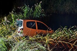 Auto te water langs Oosttangent in Heerhugowaard