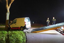 Auto tegen boom in Heerhugowaard, bestuurder nergens te bekennen