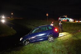 Auto te water langs Oostdijk