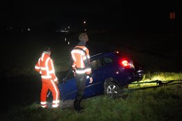 Auto te water langs Oostdijk
