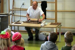 Pepernoten en speculaas: Kinderen Pater Jan Smit School genieten volop van bakkunsten Jos Rood
