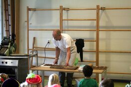 Pepernoten en speculaas: Kinderen Pater Jan Smit School genieten volop van bakkunsten Jos Rood