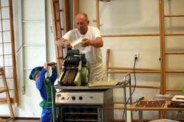 Pepernoten en speculaas: Kinderen Pater Jan Smit School genieten volop van bakkunsten Jos Rood