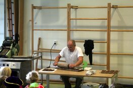 Pepernoten en speculaas: Kinderen Pater Jan Smit School genieten volop van bakkunsten Jos Rood