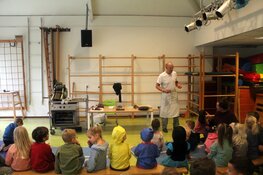 Pepernoten en speculaas: Kinderen Pater Jan Smit School genieten volop van bakkunsten Jos Rood