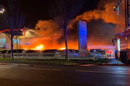 Uitslaande brand verwoest garagebedrijf in Heerhugowaard