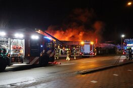 Uitslaande brand verwoest garagebedrijf in Heerhugowaard