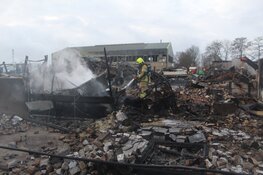 Schade na verwoestende brand in Heerhugowaard bij daglicht goed zichtbaar