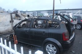 Schade na verwoestende brand in Heerhugowaard bij daglicht goed zichtbaar