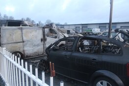 Schade na verwoestende brand in Heerhugowaard bij daglicht goed zichtbaar