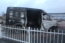 Schade na verwoestende brand in Heerhugowaard bij daglicht goed zichtbaar