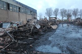 Schade na verwoestende brand in Heerhugowaard bij daglicht goed zichtbaar