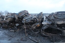 Schade na verwoestende brand in Heerhugowaard bij daglicht goed zichtbaar