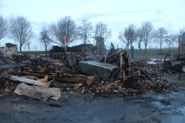 Schade na verwoestende brand in Heerhugowaard bij daglicht goed zichtbaar