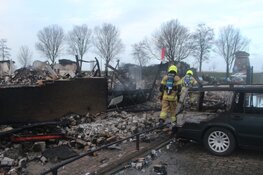 Schade na verwoestende brand in Heerhugowaard bij daglicht goed zichtbaar