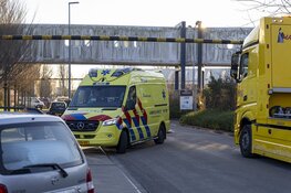 Bestelbus te water langs Edisonweg, bestuurder overleden