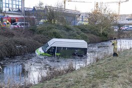 Bestelbus te water langs Edisonweg, bestuurder overleden