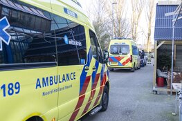 Bestelbus te water langs Edisonweg, bestuurder overleden