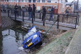 Auto rolt te water in Heerhugowaard-Zuid