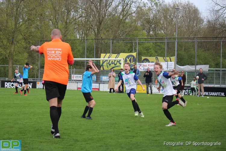 Louter winnaars bij geslaagd Schoolvoetbaltoernooi Dijk en Waard