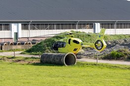 Silo's ingestort bij boerderij in Ursem, jongen zwaargewond