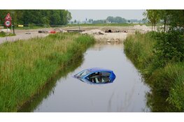 Auto te water geraakt langs Vossenstaartpad in Heerhugowaard
