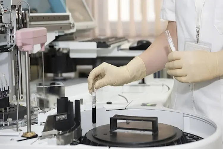 Waarom gebruiken onze ziekenhuizen steeds meer medicijnen?