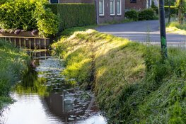 Auto te water in slootje in Heerhugowaard