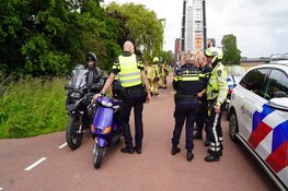 Persoon dumpt scooter en gaat er vandoor in Oudkarspel