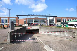 Deel winkelcentrum Middenwaard ontruimd. Scheuren in vloer Dekamarkt en parkeergarage