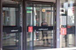 Deel winkelcentrum Middenwaard ontruimd. Scheuren in vloer Dekamarkt en parkeergarage