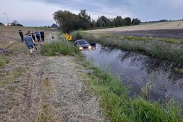 Auto te water gereden in Oterleek