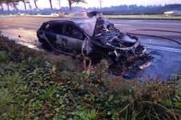 Auto vat vlam tijdens het rijden op Westtangent